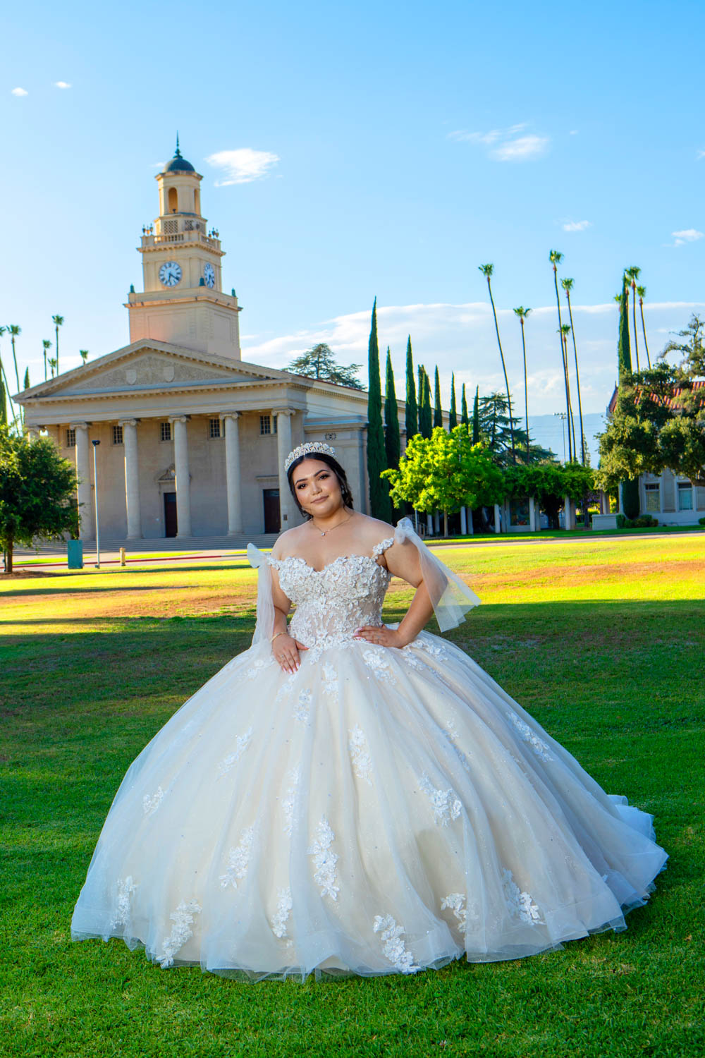 Quinceañera con vestido blanco en un jardín