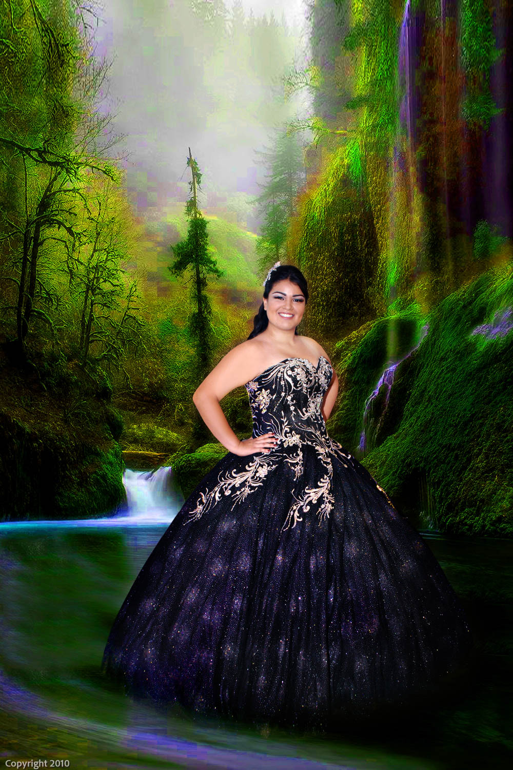 Retrato de quinceañera con vestido oscuro y paisaje de cascadas